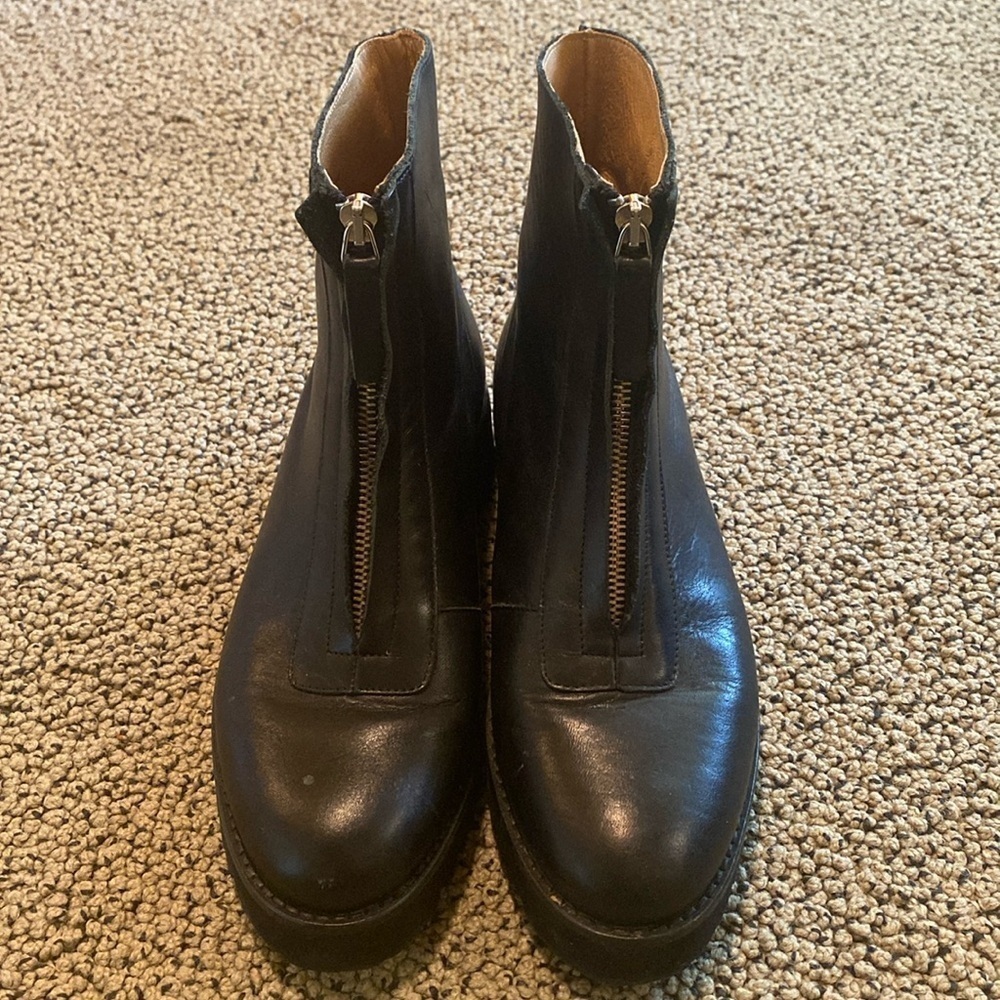 Andre’ Assous Leather Black Zip Up Booties Size 7 in Like New Condition